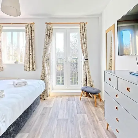 Feriehus The Lighthouse - Part Of The The Bay Village With Pool, Gym And Direct Access, Pub, Restaurant, Tennis And Meadows Walks *