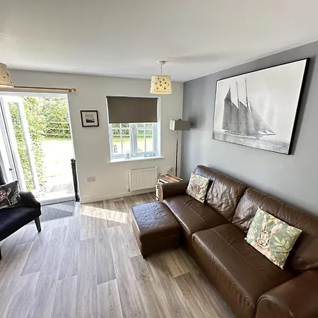 The Lighthouse - Part Of The The Bay Village With Pool, Gym And Direct Access, Pub, Restaurant, Tennis And Meadows Walks Holiday home *